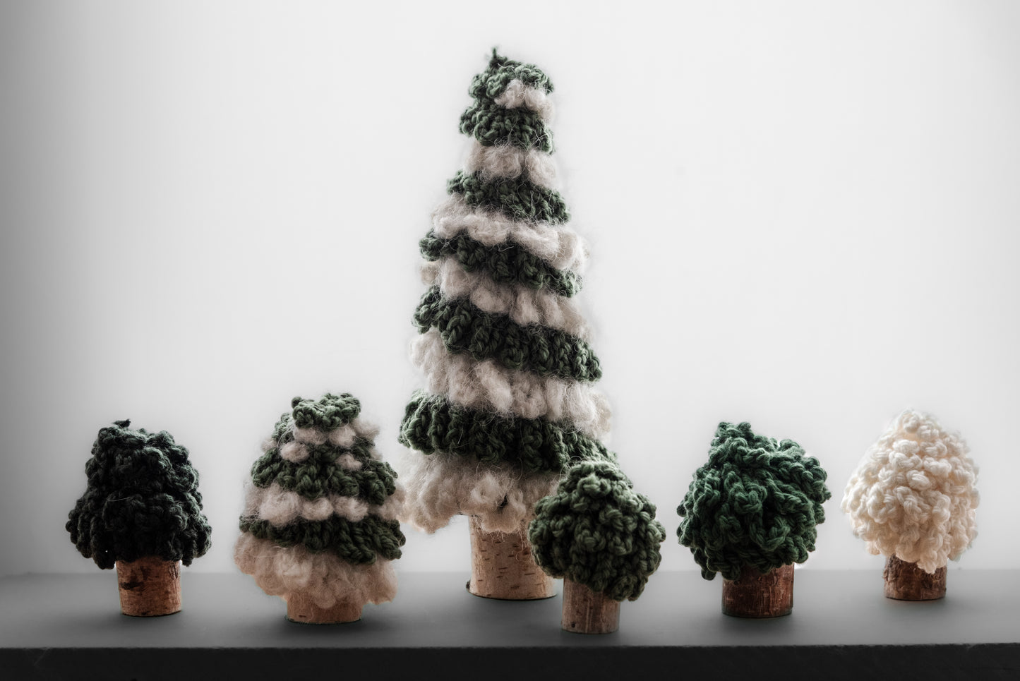 Moyen sapin de noël enneigé