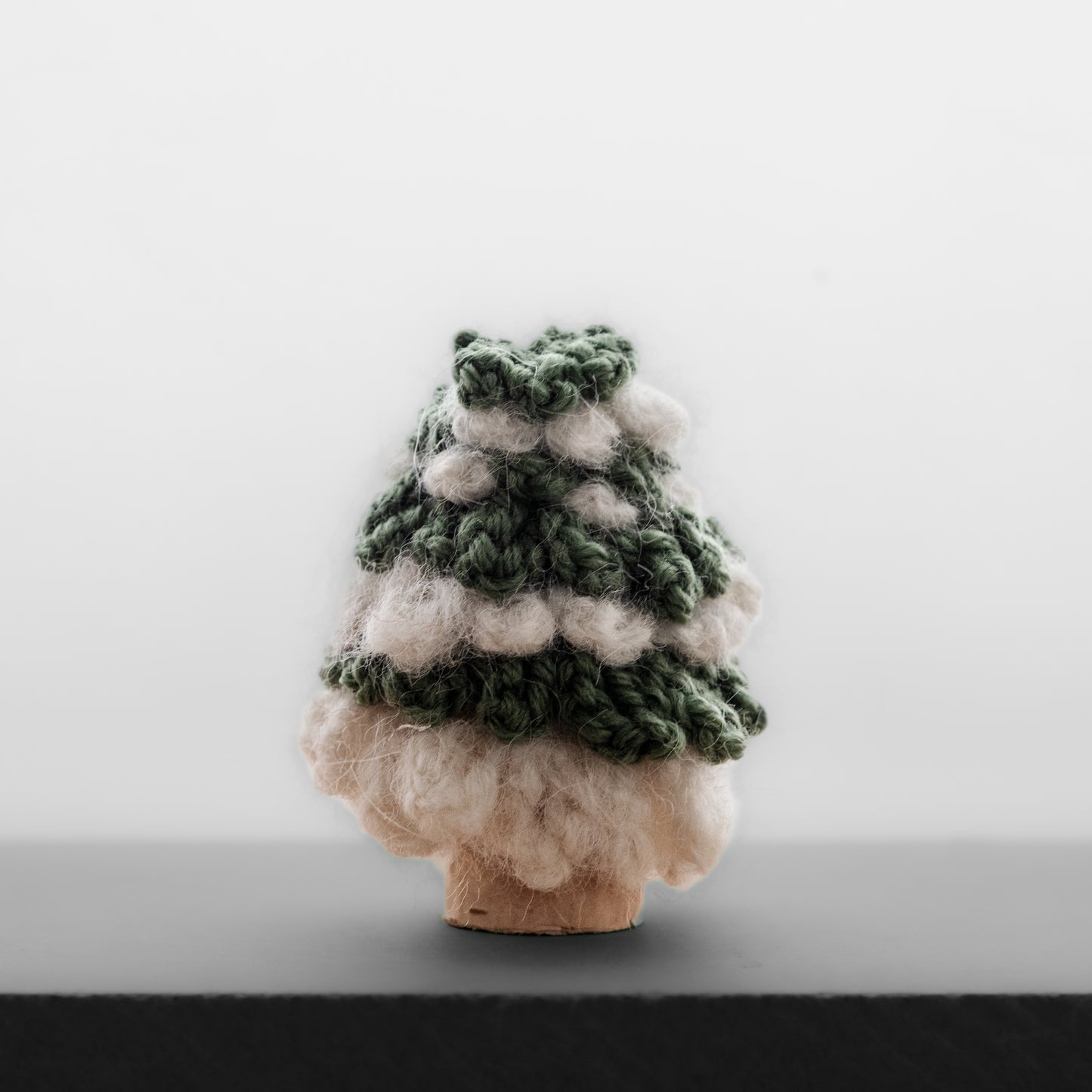 Moyen sapin de noël enneigé